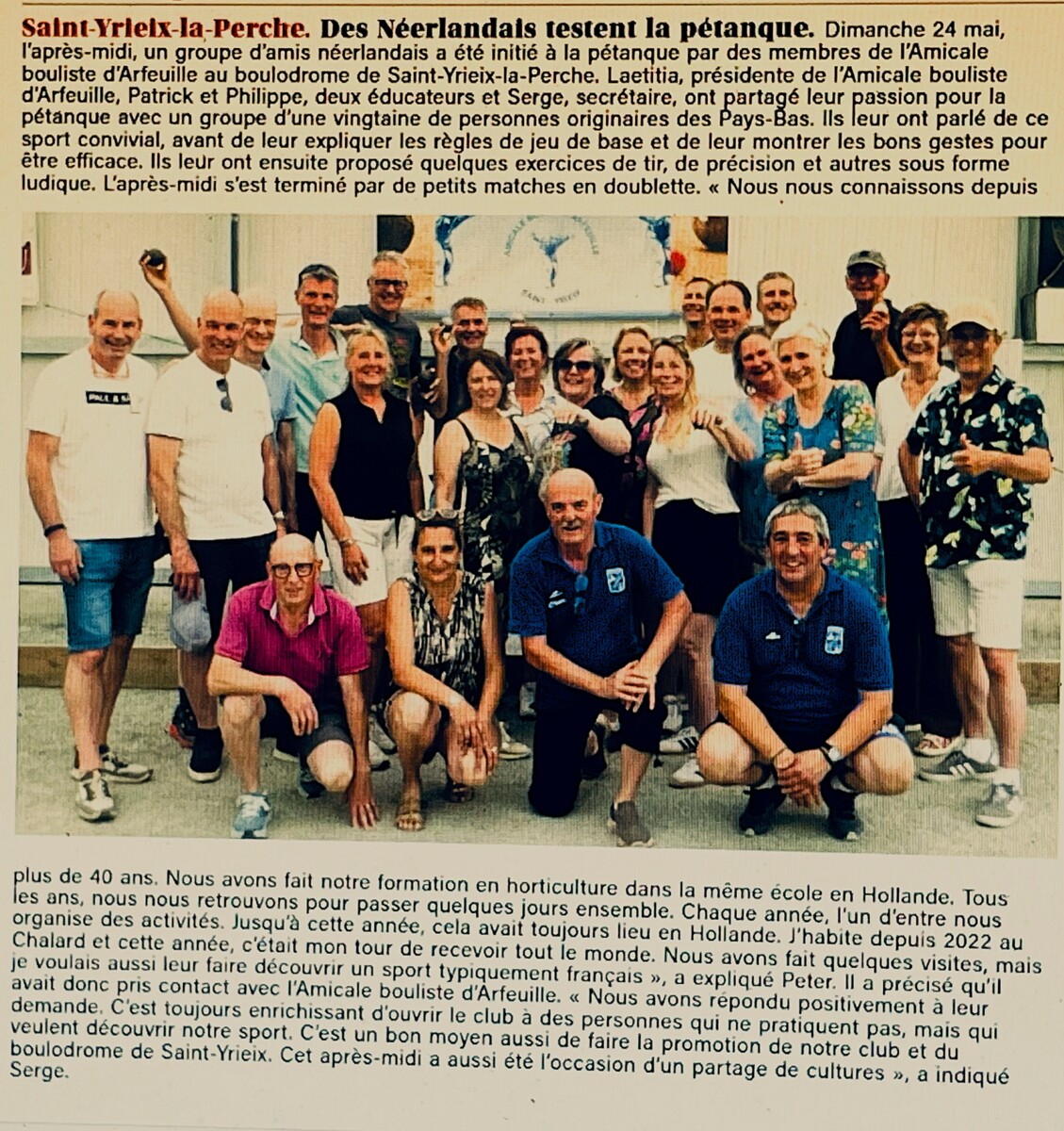 Des Néerlandais testent la pétanque.